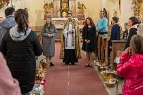 Katolický farář Pavel Morávek požehnal v novoborském kostele ukrajinským pokrmům.