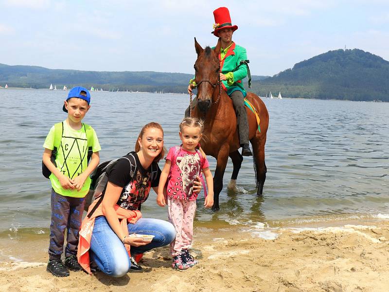 Na hlavní pláži v Doksech proběhlo slavnostní zahájení turistické sezóny Máchova jezera a jeho okolí.