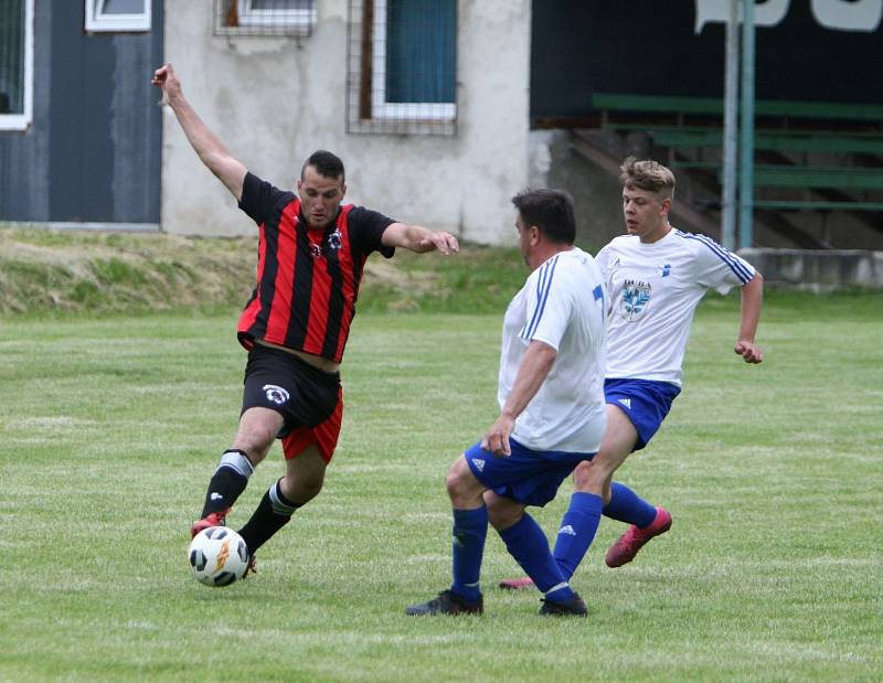 Bukovany (červené dresy) doma porazily Dubou 4:2.