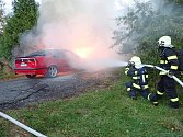 Plameny pohltily osobní automobil v Kněžicích