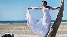 Pod značkou Debonaire se prodávají například nádherné dámské svatební i společenské šaty, tahounem značky jsou sukně a velkým hitem posledních týdnů jsou fitness sukně.