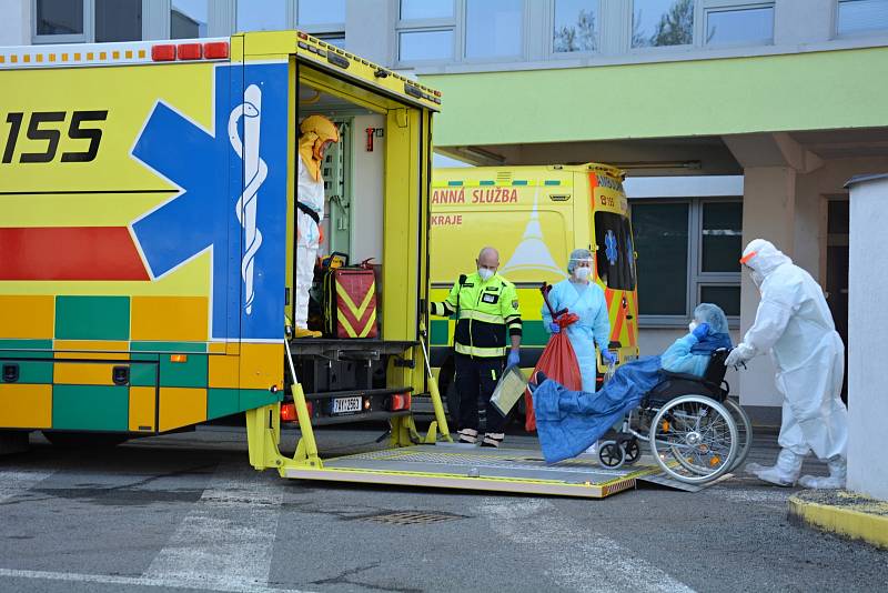 Velkokapacitní sanitka Zdravotnické záchranné služby hlavního města Prahy zvaná Fénix si přijela pro pět covid pozitivních pacientů do českolipské nemocnice