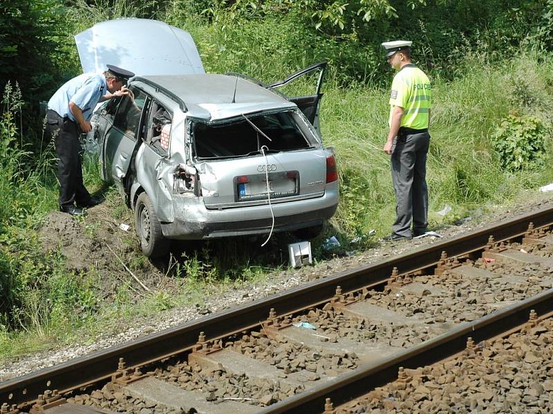 Jen s lehkým zraněním vyvázl čtyřicetiletý řidič Audi po střetu s nákladním vlakem. 
