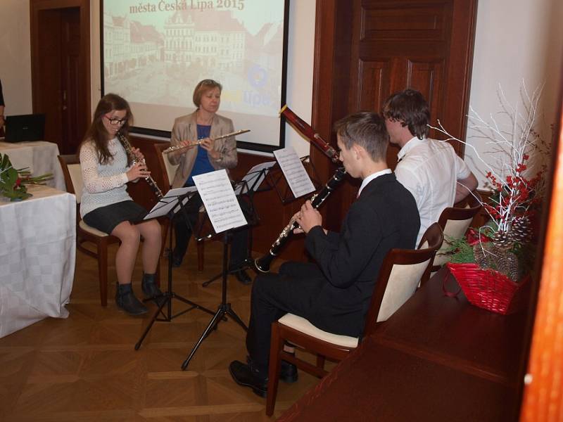 Na úvod slavnostního podvečera zahráli žáci ZUŠ Česká Lípa.