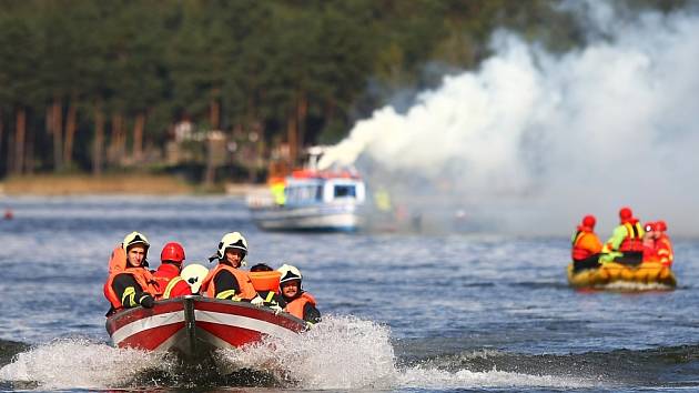 Záchranu 76 lidí z hořící výletní lodi nacvičovali hasiči, policisté a záchranáři na Máchově jezeře v Doksech. 