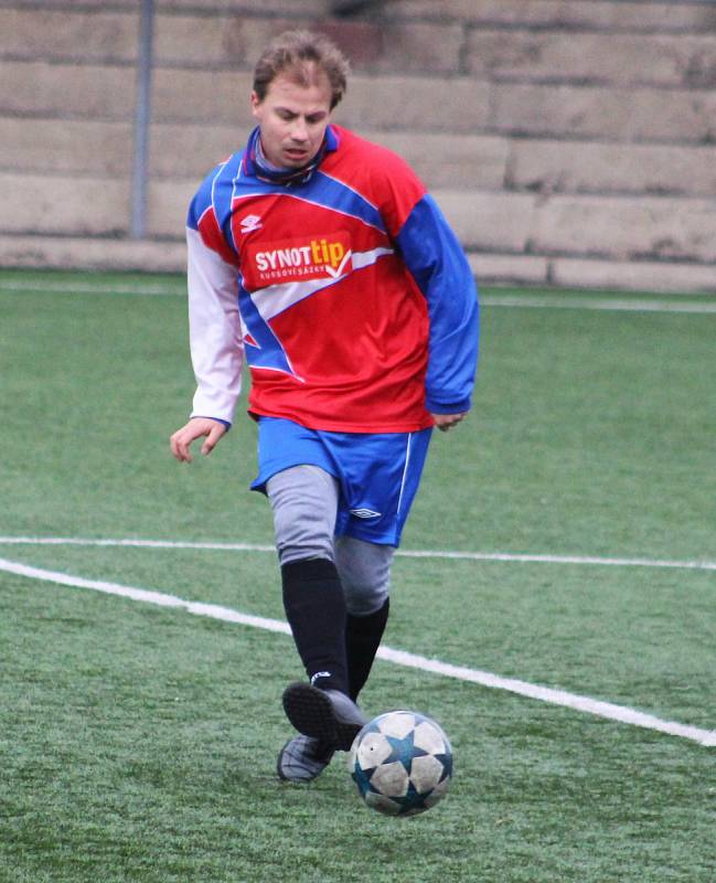 Vítězstvím 4:1 nad okresním sokem z Doks zahájil zimní fotbal turnaj O pohár města Děčína obhájce loňského prvenství, celek SK Skalice (v červeném). 