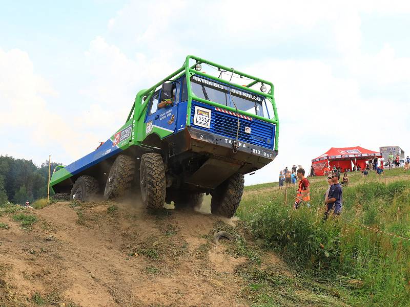 Soutěžní sezóna otevřeného Mistrovství ČR v Truck trialu pokračovala o víkendu v motokrosovém areálu Luhov u Stráže pod Ralskem.