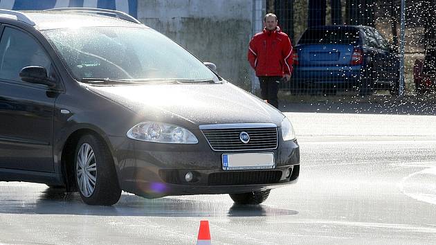 Pod dozorem instruktorů se motoristé učili jezdit, brzdit a vyrovnávat smyk na mokrém povrchu na rovině i v zatáčce.