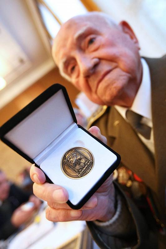 U příležitosti vzpomínky na hrdinu z bitvy o Sokolovo genmjr. Antonína Sochora převzali legionáři ve Stráži pod Ralskem ocenění.