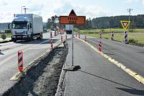 V Jestřebí probíhá za nepřerušeného provozu stavba kruhové křižovatky na silnicích I/9 a I/38.