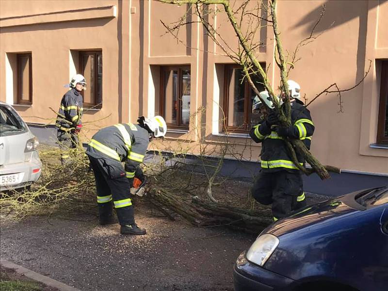 Vichr způsobil problémy i v České Lípě. Hasiči vyjížděli likvidovat stromy do Moskevské ulice nebo na náměstí Osvobození.