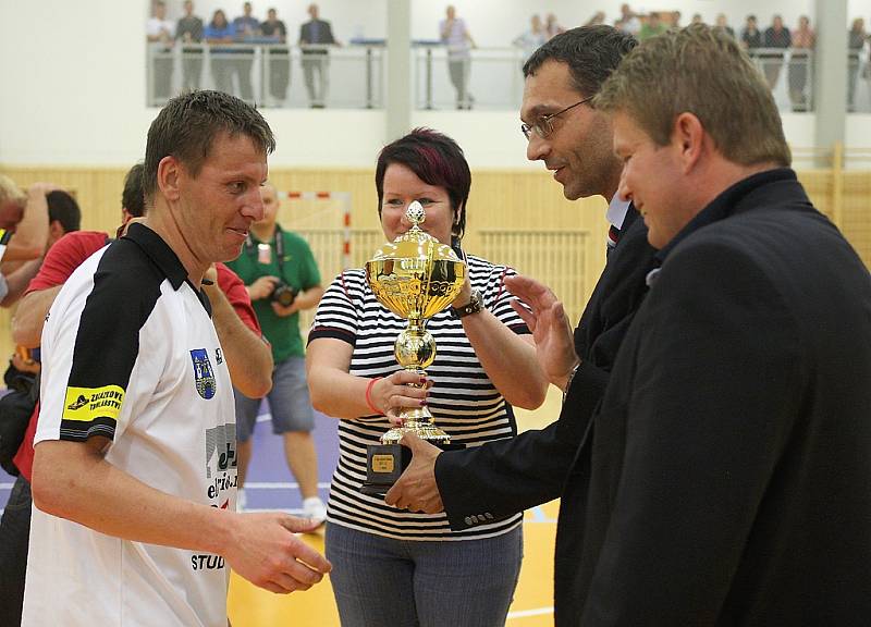 Na pohár pro Mistry 2. futsalové ligy si sáhli všichni hráči Démonů, včetně trenérů.