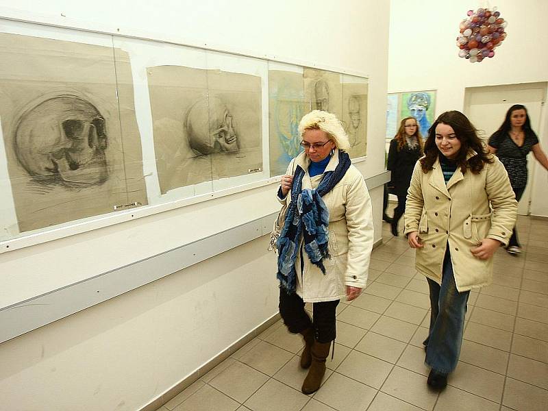 Sklářská škola v Novém Boru otevřela své dveře zájemcům o studium. Návštěvnici mohli nahlédnout do školní hutě nebo do tříd, kde viděli studenty při práci.