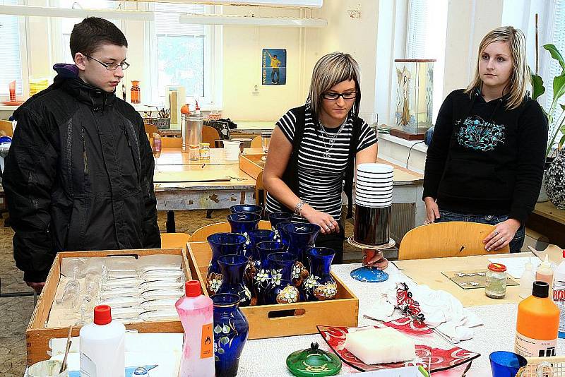 Sklářská škola v Novém Boru otevřela své dveře zájemcům o studium. Návštěvnici mohli nahlédnout do školní hutě nebo do tříd, kde viděli studenty při práci.