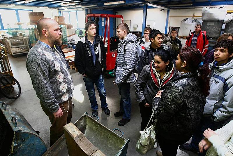 Sklářská škola v Novém Boru otevřela své dveře zájemcům o studium. Návštěvnici mohli nahlédnout do školní hutě nebo do tříd, kde viděli studenty při práci.