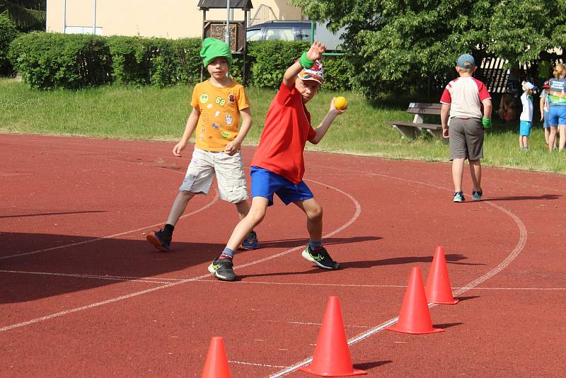 12. ročník Novoborské olympiády dětí a mládeže začalo v ZŠ U Lesa. Do sportovního klání se letos zapojí tři školy ve městě.