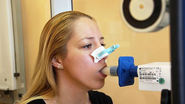 Vyšetření na spirometru absolvovala kvůli přípravě na blížící se olympiádu i úspěšná českolipská rodačka a mistryně Evropy v plavání Petra Chocová. 