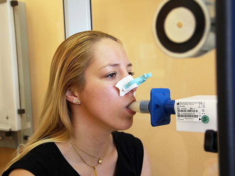 Vyšetření na spirometru absolvovala kvůli přípravě na blížící se olympiádu i úspěšná českolipská rodačka a mistryně Evropy v plavání Petra Chocová. 