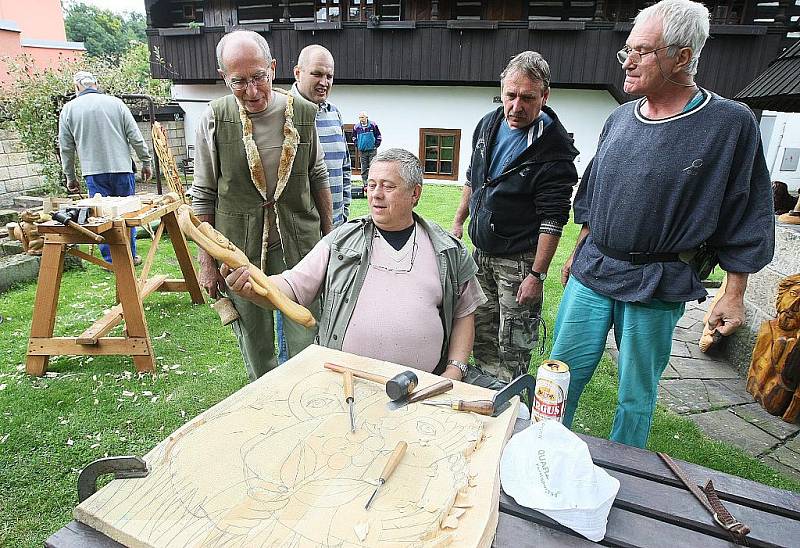 Tradiční pětidenní setkání řezbářů v Doksech hostí dvůr památníku K. H. Máchy. 