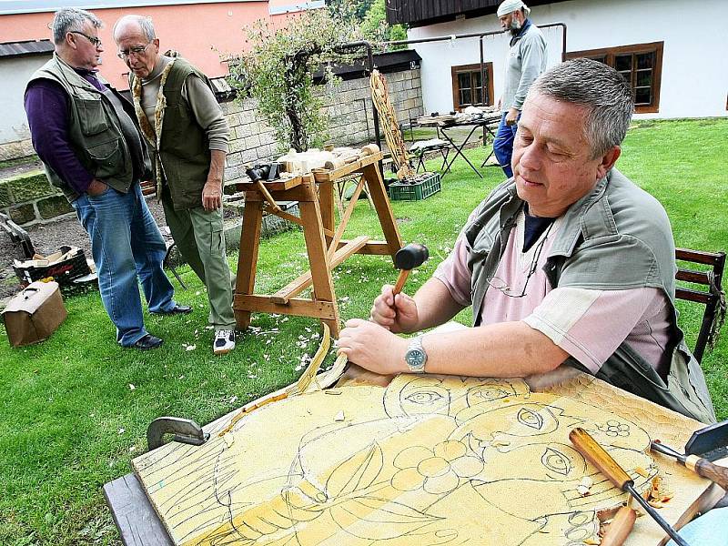 Tradiční pětidenní setkání řezbářů v Doksech hostí dvůr památníku K. H. Máchy. 