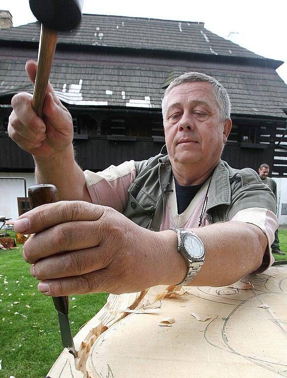 Tradiční pětidenní setkání řezbářů v Doksech hostí dvůr památníku K. H. Máchy. 