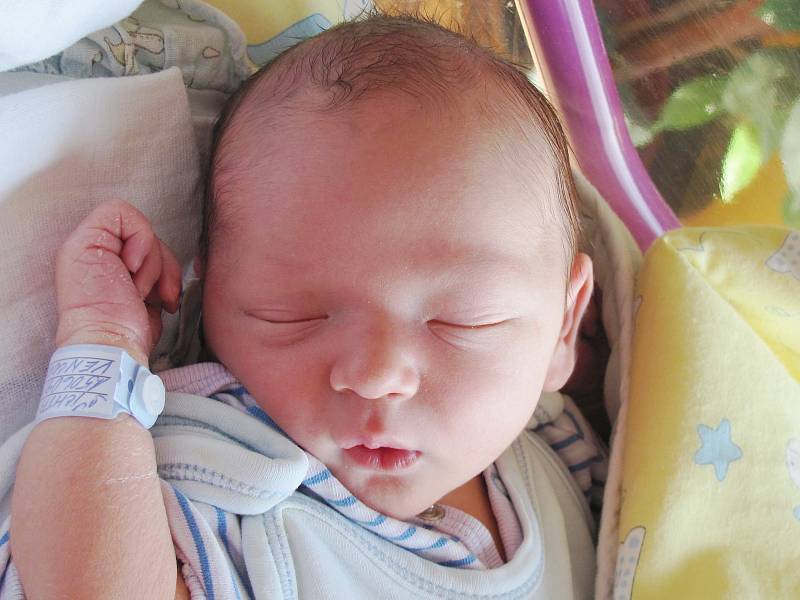 Rodičům Aleně Vencové a Michalu Šichtovi z Dobranova se v úterý 9. června v 8 hodin narodil syn Dominik Šichta. Vážil 3,6 kg.