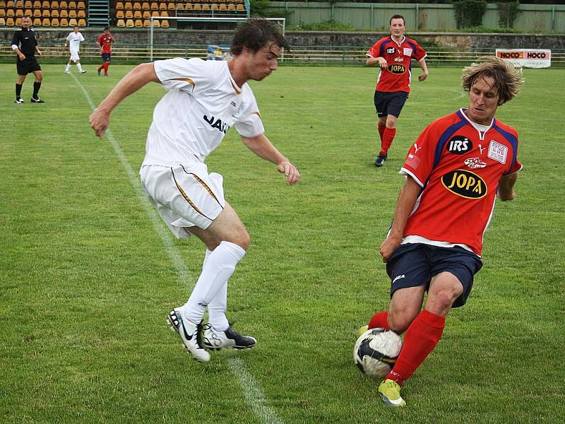 Junior Děčín změřil své síly se soupeřem ze stejné soutěže, tedy z krajského přeboru. V průběhu utkání si vybojoval až dvoubrankový náskok, ale vždy o něj po individuálních chybách v obraně přišel.