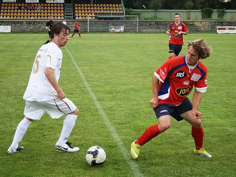 Junior Děčín změřil své síly se soupeřem ze stejné soutěže, tedy z krajského přeboru. V průběhu utkání si vybojoval až dvoubrankový náskok, ale vždy o něj po individuálních chybách v obraně přišel.