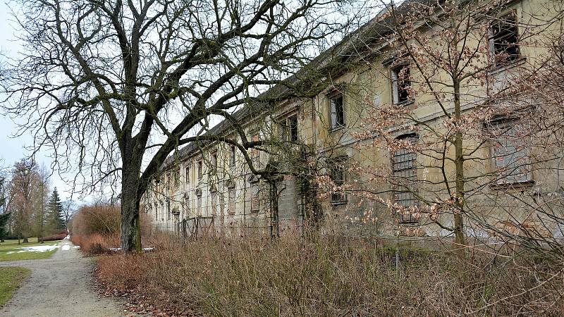 Díky vstřícnosti kastelána Vladimíra Tregla můžeme ukázat jak aktuálně vypadá nepřístupný komplex unikátního dvora ze 17. století, který byl součástí zámku v Zákupech a od konce monarchie neuvěřitelně zchátral. Právě nyní začíná jeho oprava, u jižního kří