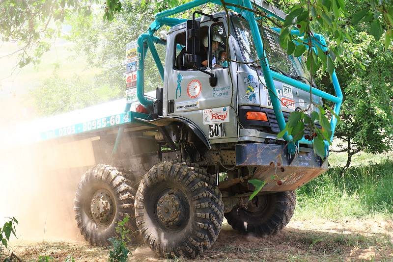 Soutěžní sezóna otevřeného Mistrovství ČR v Truck trialu pokračovala o víkendu v motokrosovém areálu Luhov u Stráže pod Ralskem.