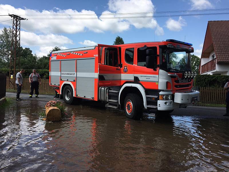 Povodně zaměstnaly i dobrovolné hasiče v Zákupech.