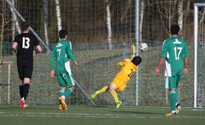 Sokol Hostouň, další soupeř nováčka divizní skupiny B, kterým je Arsenal Česká Lípa (tmavé dresy), zvítězil v domácím prostředí těsně 1:0. Autor: Deník/ Jaroslav Marek