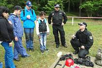  Ukázku základního vybavení každého strážníka tu dětem představila také českolipská městská policie.