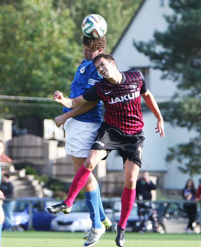 Chrastava - Česká Lípa 2:1. Hostující Věchet (v tmavém) v hlavičkovém souboji s M. Rozmajzlem.