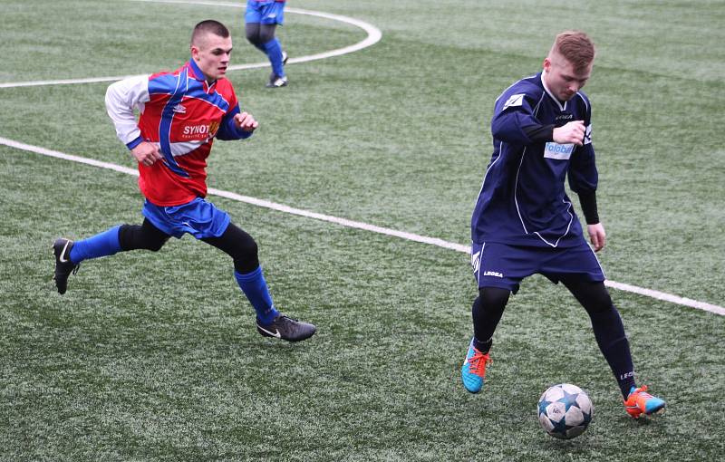 Vítězstvím 4:1 nad okresním sokem z Doks zahájil zimní fotbal turnaj O pohár města Děčína obhájce loňského prvenství, celek SK Skalice (v červeném). 