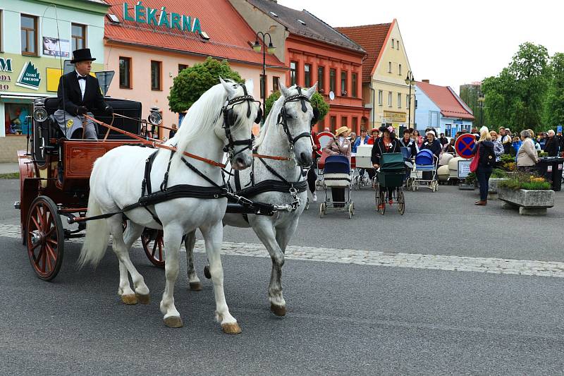 Druhý sraz historických a retro kočárků uspořádal v sobotu Spolek historie Mimoňska.