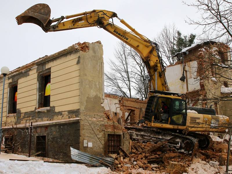 V úterý dopoledne přijel k napůl zřícenému domu v Novém Boru bagr a začala při dohledu městské policie s demolicí prvního patra, kterou nařídil statik.