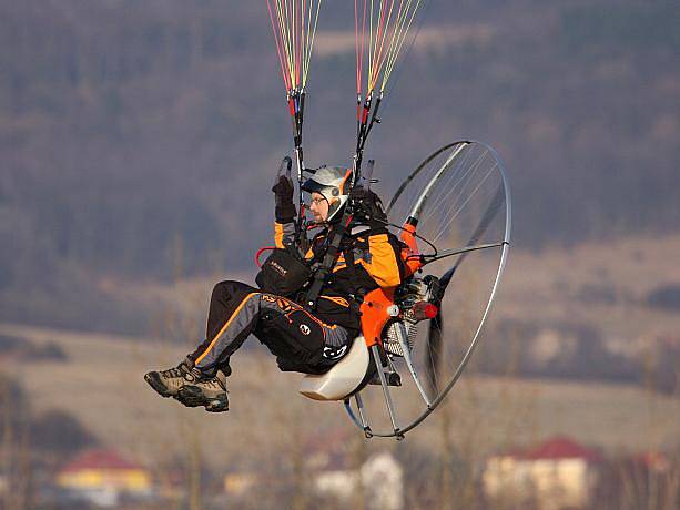 Miroslav Oros na svém paraglidu.