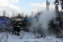 Požár čtrnácti osobních automobilů určených k sešrotování a kontejneru s hliníkem byl ve středu ohlášen na linku 112 ve 13:46 hodin.