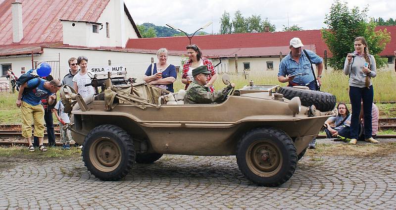 Celý sobotní den probíhala velkolepá oslava malebné sklářské lokálky z Kamenického Šenova do České Kamenice.