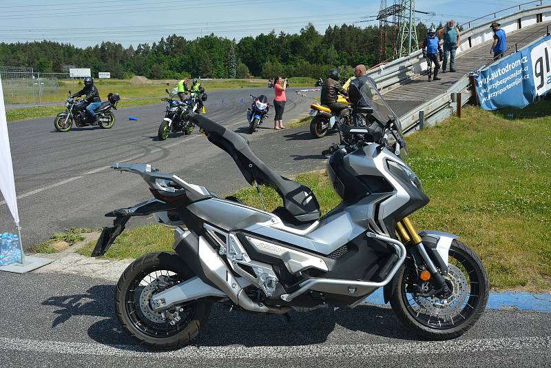 V Sosnové burácely motorky. Proháněli se na nich učitelé z autoškol