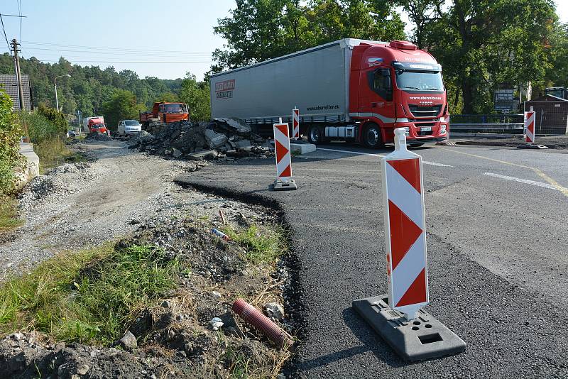 Okružní křižovatka vzniká na rušných trasách - silnicích I/9 a I/15 v Zahrádkách u České Lípy.