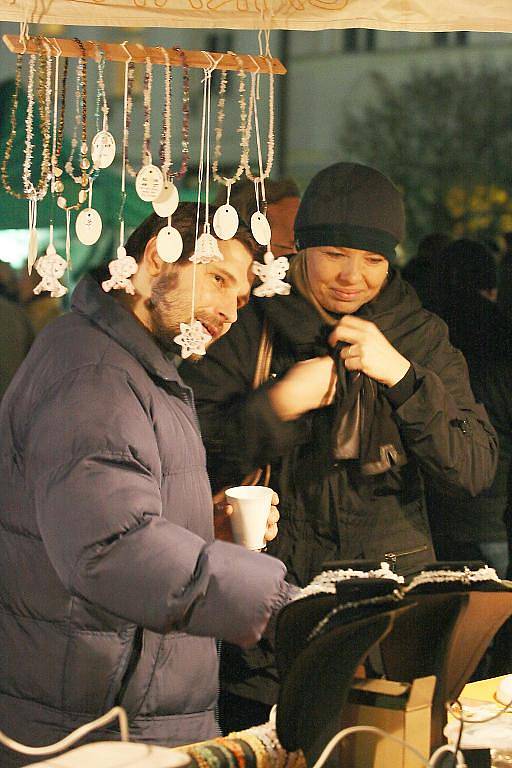 Vánoční zboží i předvánoční náladu si odnášeli návštěvníci, kteří se v neděli večer přišli podívat na rozsvícení vánočního stromu v České Lípě na náměstí.