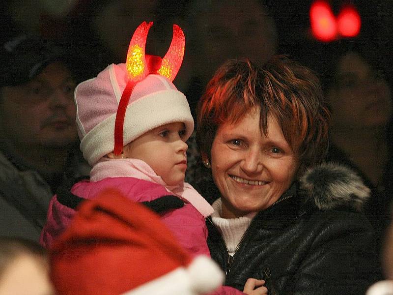 Vánoční zboží i předvánoční náladu si odnášeli návštěvníci, kteří se v neděli večer přišli podívat na rozsvícení vánočního stromu v České Lípě na náměstí.