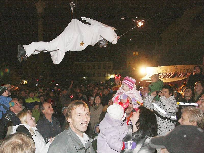 Vánoční zboží i předvánoční náladu si odnášeli návštěvníci, kteří se v neděli večer přišli podívat na rozsvícení vánočního stromu v České Lípě na náměstí.