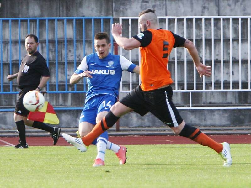 Česká Lípa - Skalice 2:1. Skalický Hruška (v oranžovém) se snaží zblokovat střelu Kýčka.