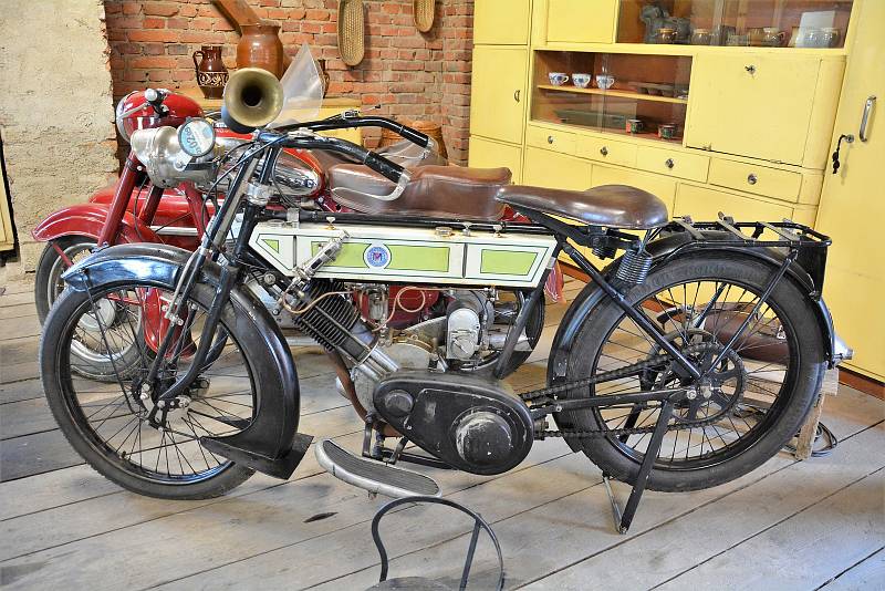 Celodenním srazem si přátelé historických velocipedů a motocyklů připomněli 125. výročí založení zdejší továrny na výrobu kol s bájným jménem „Achilles“.