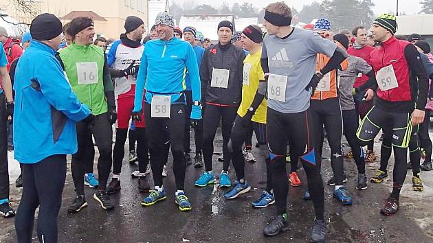 Takřka stovka závodníků z celé republiky se postavila na start tradičního závodu Novoroční běh okolo Máchova jezera.