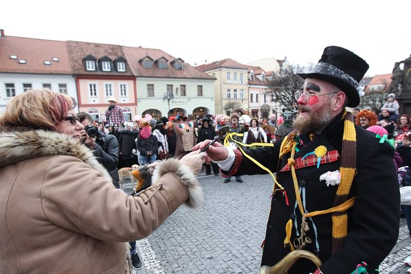 V ulicích České Lípy se na nedělním masopustu bavily desítky lidí.