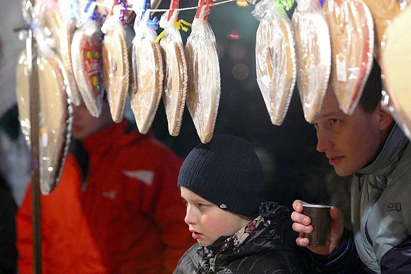 Nechyběly tradiční vánoční trhy s občerstvením, které bylo v obležení promrzlých návštěvníků. 